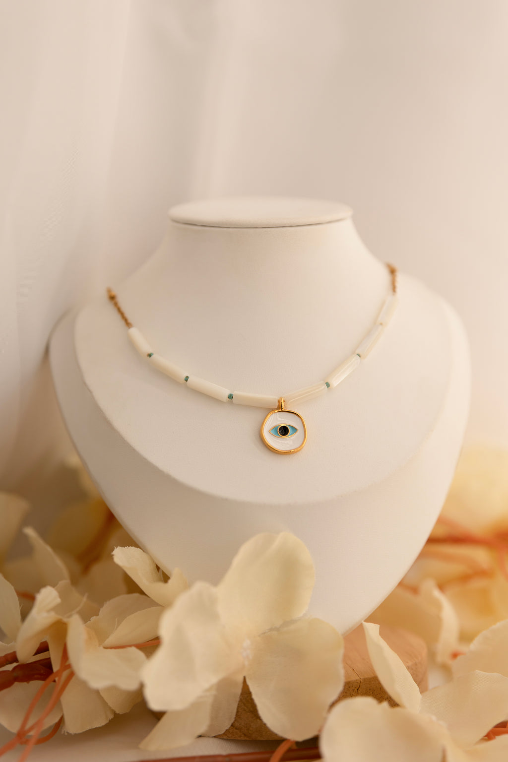 Collier en nacre avec son pendantif