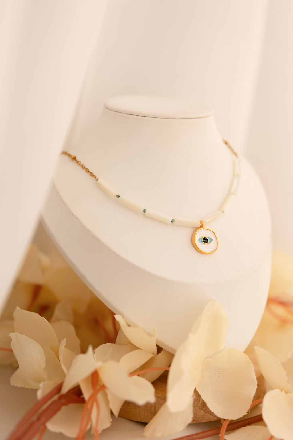 Collier en nacre avec son pendantif