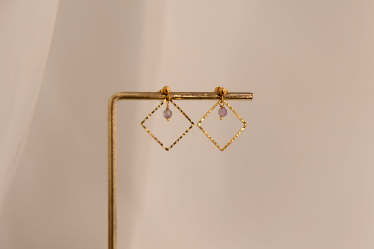 Boucles discrète avec breloque d'améthyste