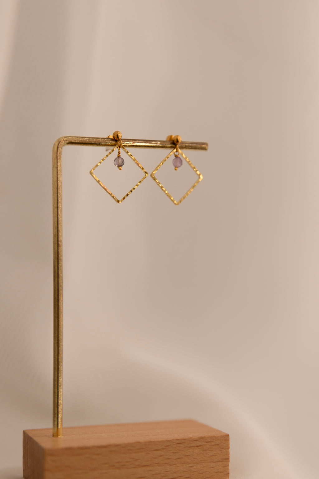 Boucles discrète avec breloque d'améthyste