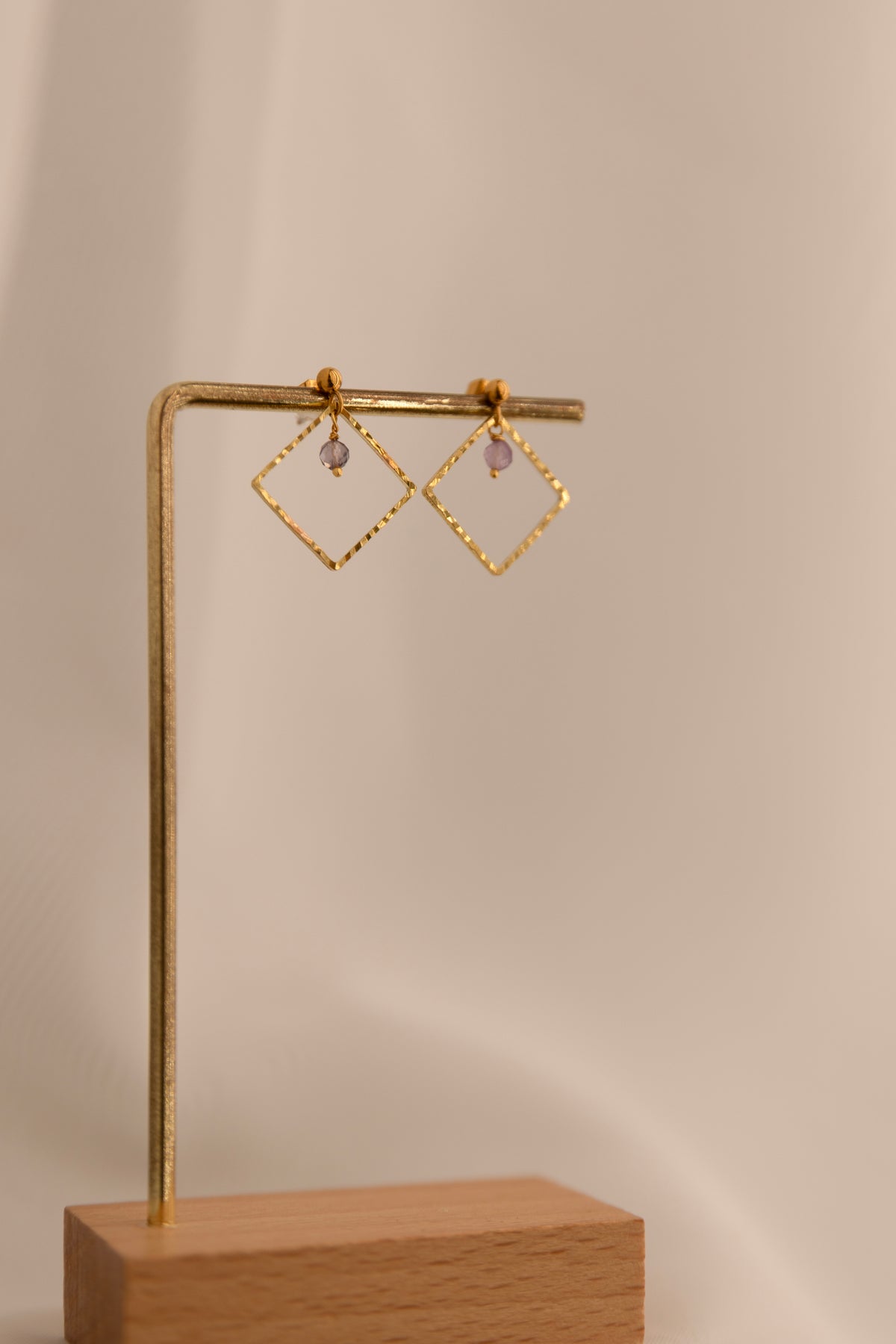 Boucles discrète avec breloque d'améthyste
